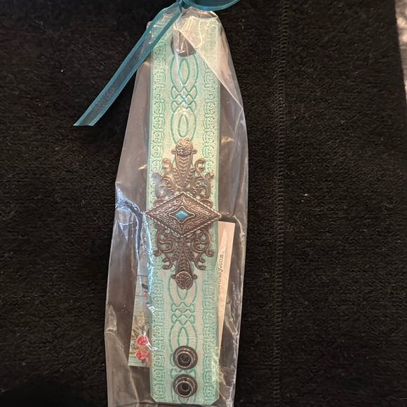 Handmade Leather Cuff Bracelet - Picture 3 of 8